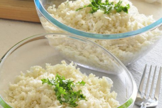 2 glass bowls of cauliflower rice topped with parsley
