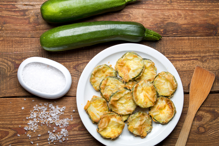 Fried courgettes on wood