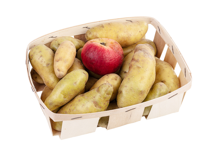 Ratte, potato in a tray with an apple