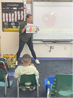 Woman presenting nutrition information in a classroom setting